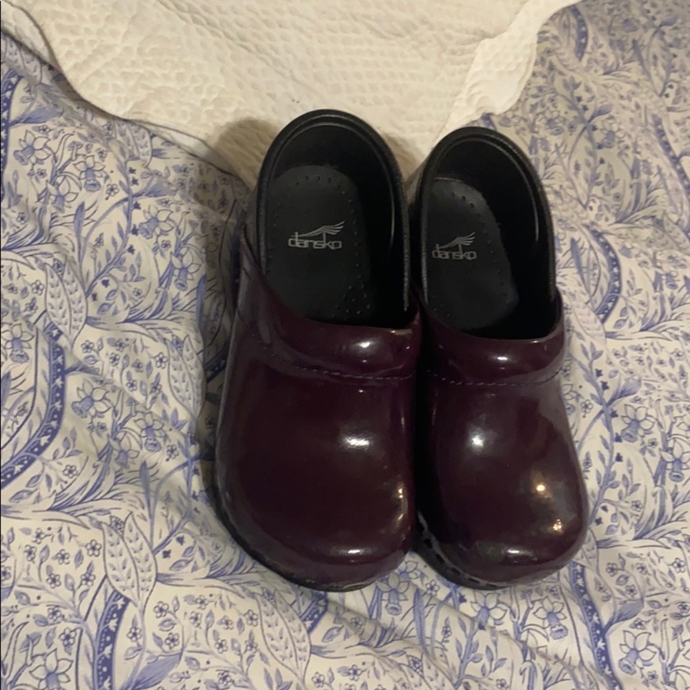 Like new purple patent dansko clogs